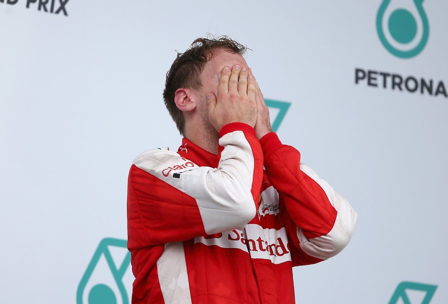 Konnte sein Glück kaum fassen: Sebastian Vettel bei der Siegerehrung nach seinem ersten Sieg im Ferrari.