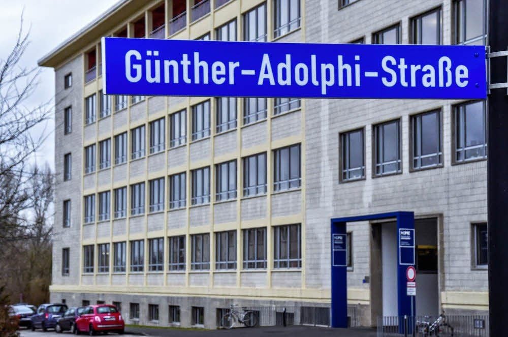 Stadt und Hochschule wollen nach eigenen Recherchen prüfen, ob die Widmung einer Straße rückgängig gemacht wird.