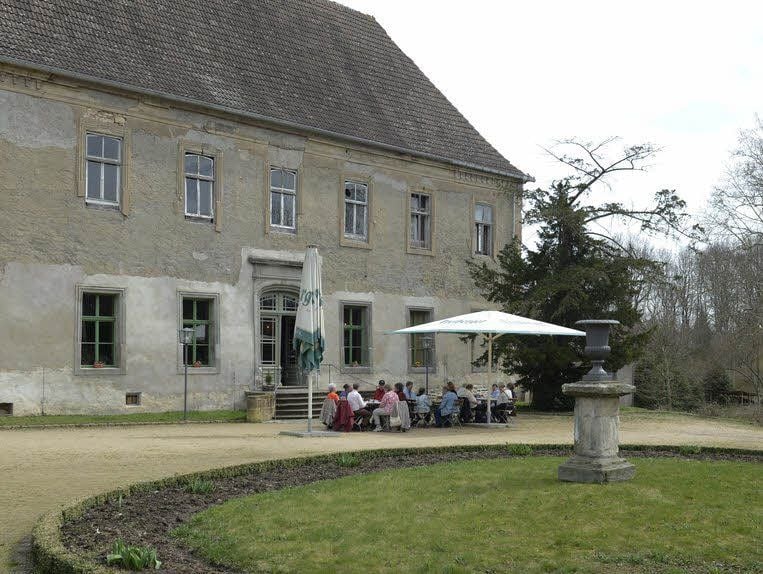 Vor dem Gartensaal lässt es sich bei schönem Wetter gut sitzen und in die Weiten des 67 Hektar großen Schlossparks schauen.