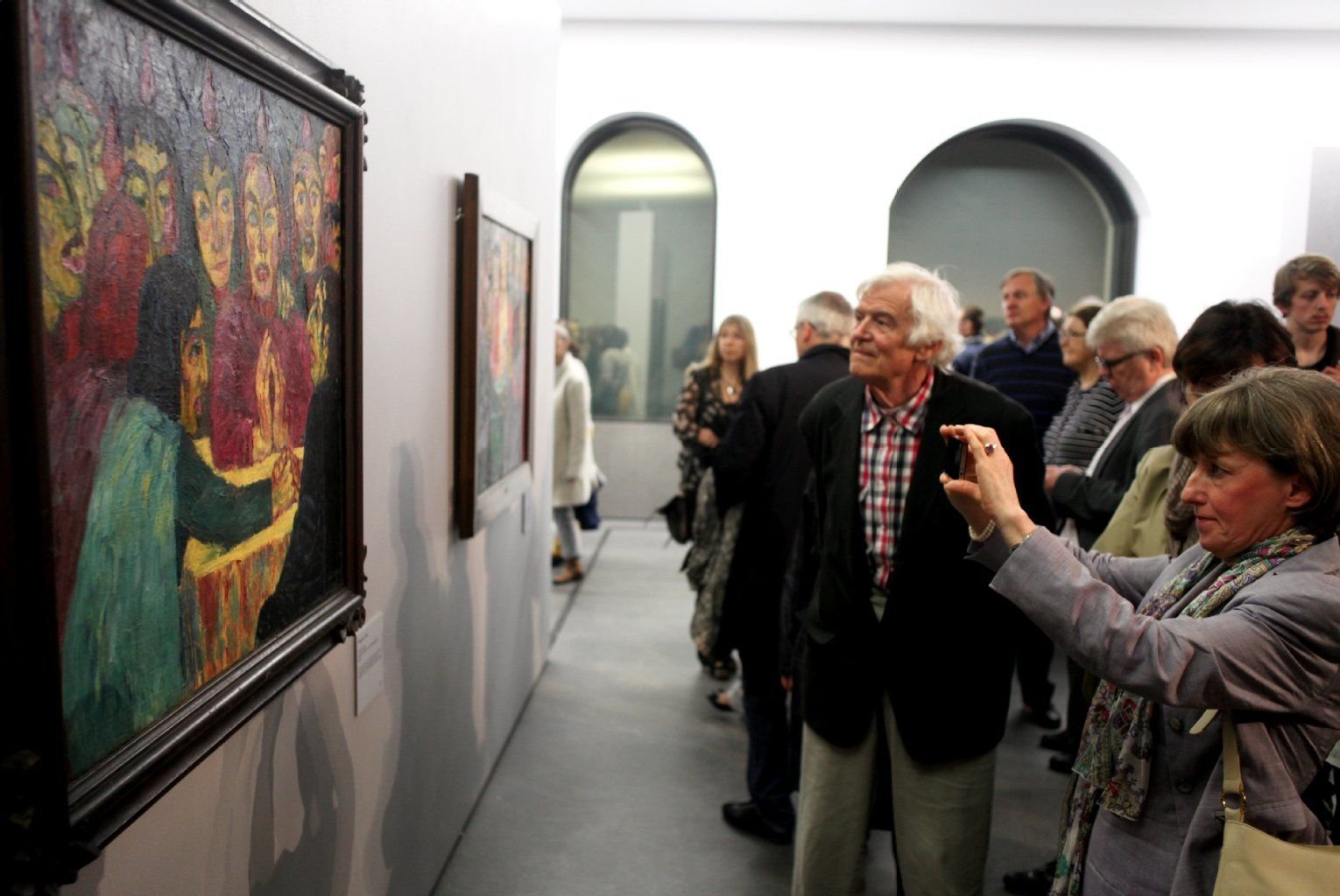 Besucher bestaunten die 75 ausgestellten Werke des berühmten Expressionisten Emil Nolde (1867 bis 1956) am Eröffnungstag der Ausstellung im Kunstmuseum Moritzburg.