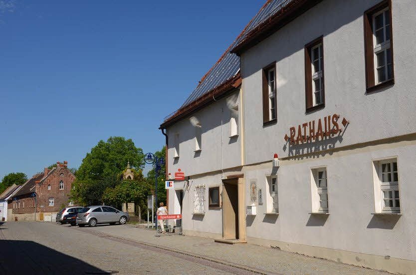 Das Rathaus von Stößen ist Schauplatz der Ein-Mann-Vorstellung.