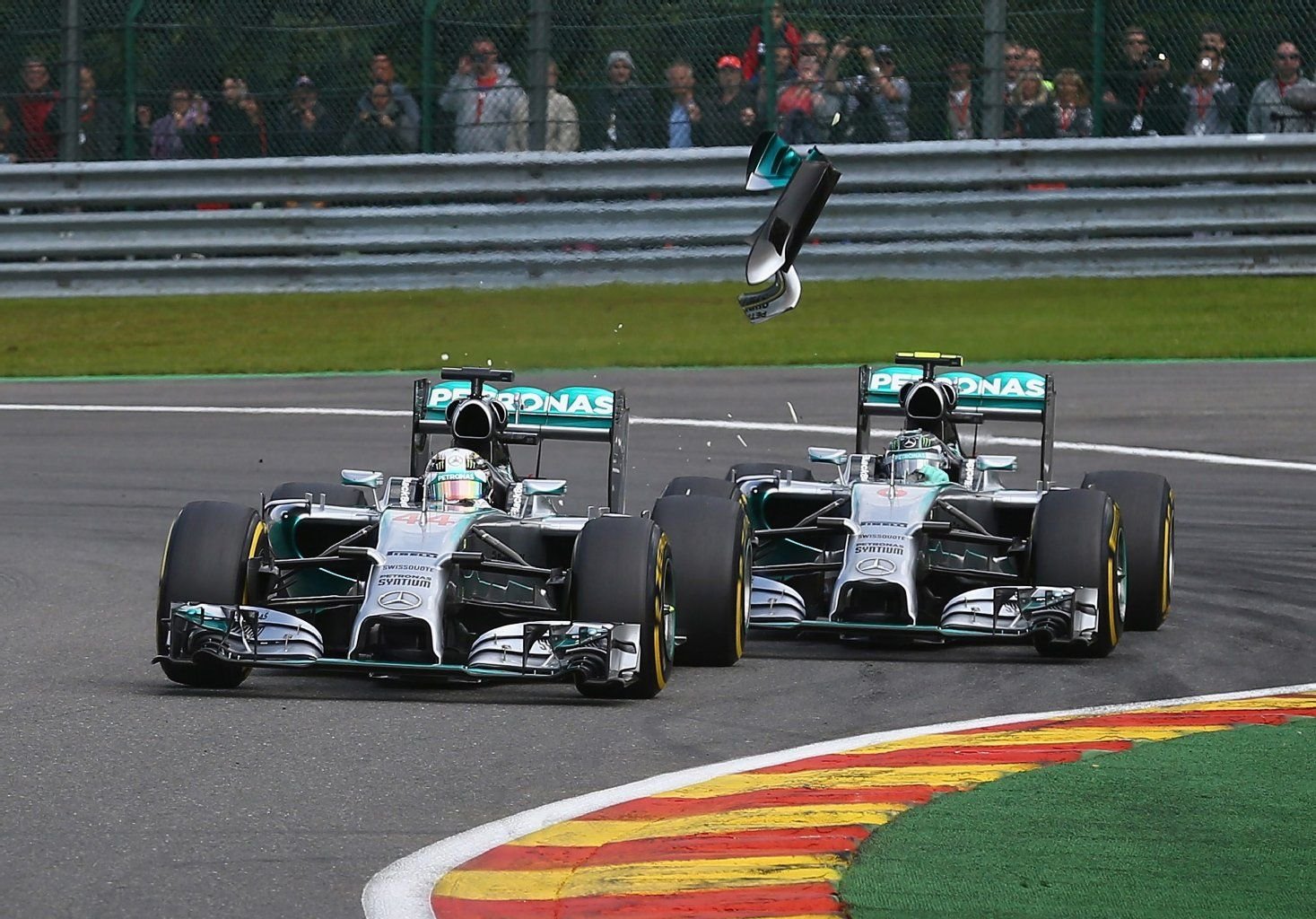 Nico Rosberg rasiert Lewis Hamiltons Boliden.