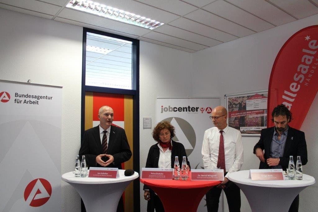 Zur offiziellen Eröffnung im "Haus der Jugend" waren auch OB Bernd Wiegand (2.v.r.) und Stadtsprecher Drago Bock (rechts) anwesend.