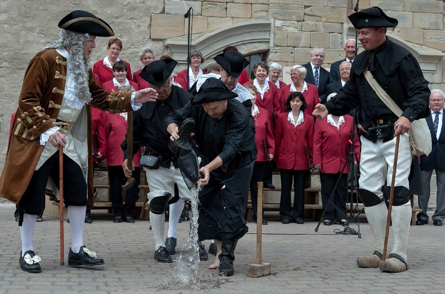 Zuschauer konnten in Bad Dürrenberg das traditionelle Borlachspiel verfolgen.