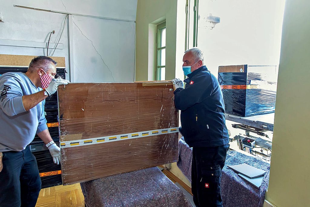 Rudolf Beran (li.) und Udo Pfotenhauer von der Firma Hasenkamp haben beim Verladen der Exponate eine Menge zu tun.