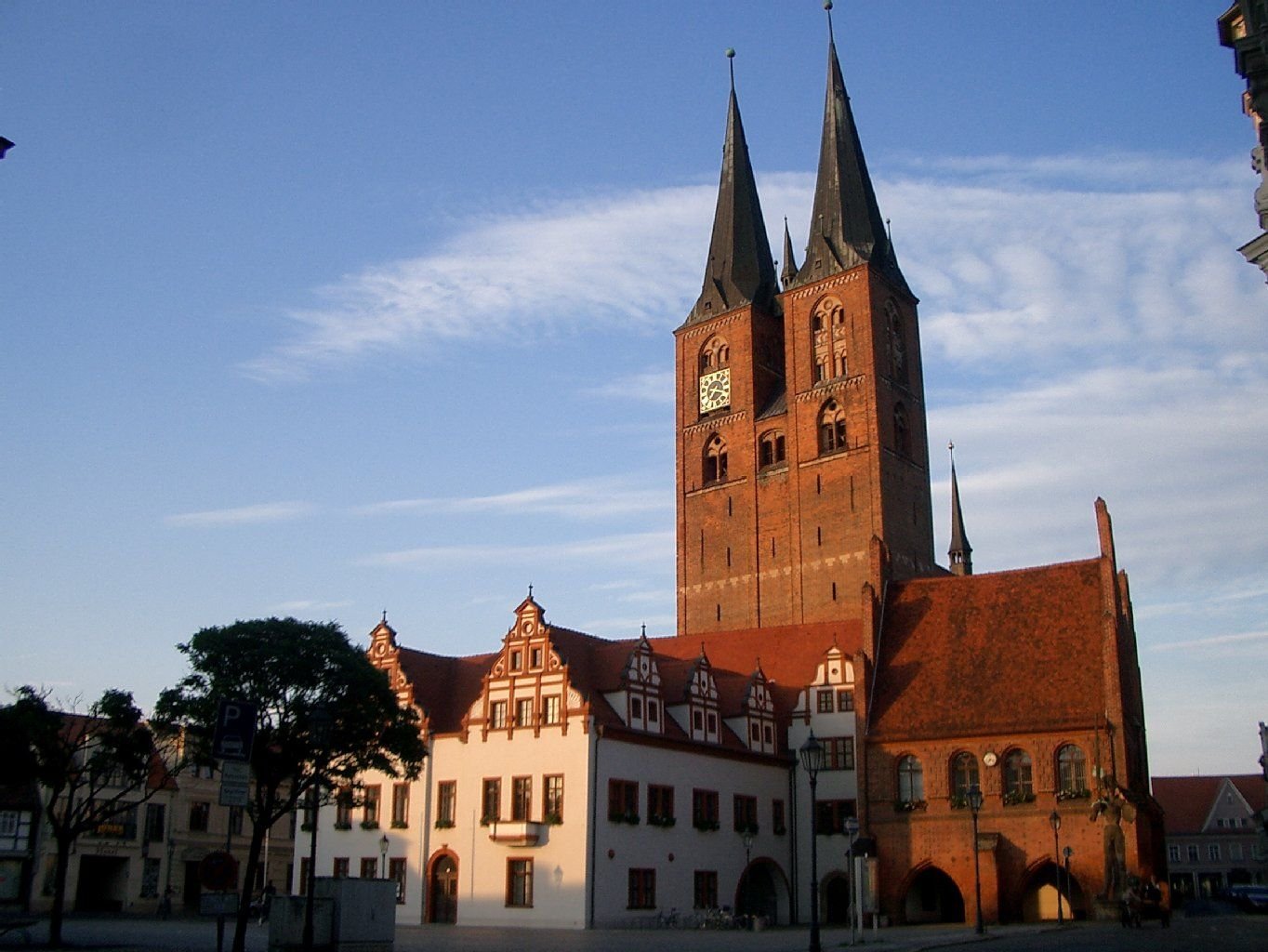 Blick auf den Marktplatz mit dem Rathaus und der Kirche St. Marien in Stendal (Landkreis Stendal)