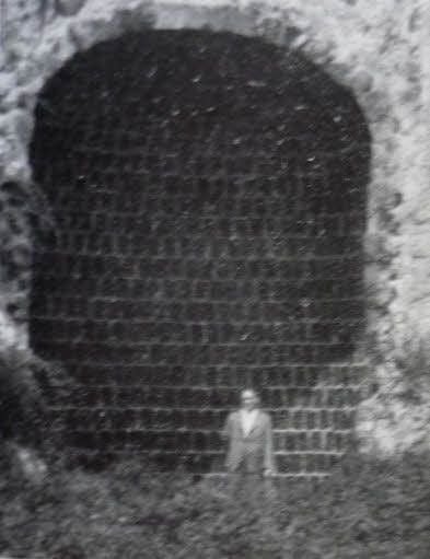 Freigelegte Kornflasche: Ein Bild aus dem Buch „75 Jahre Mansfelder Pflastersteine 1863-1938“.