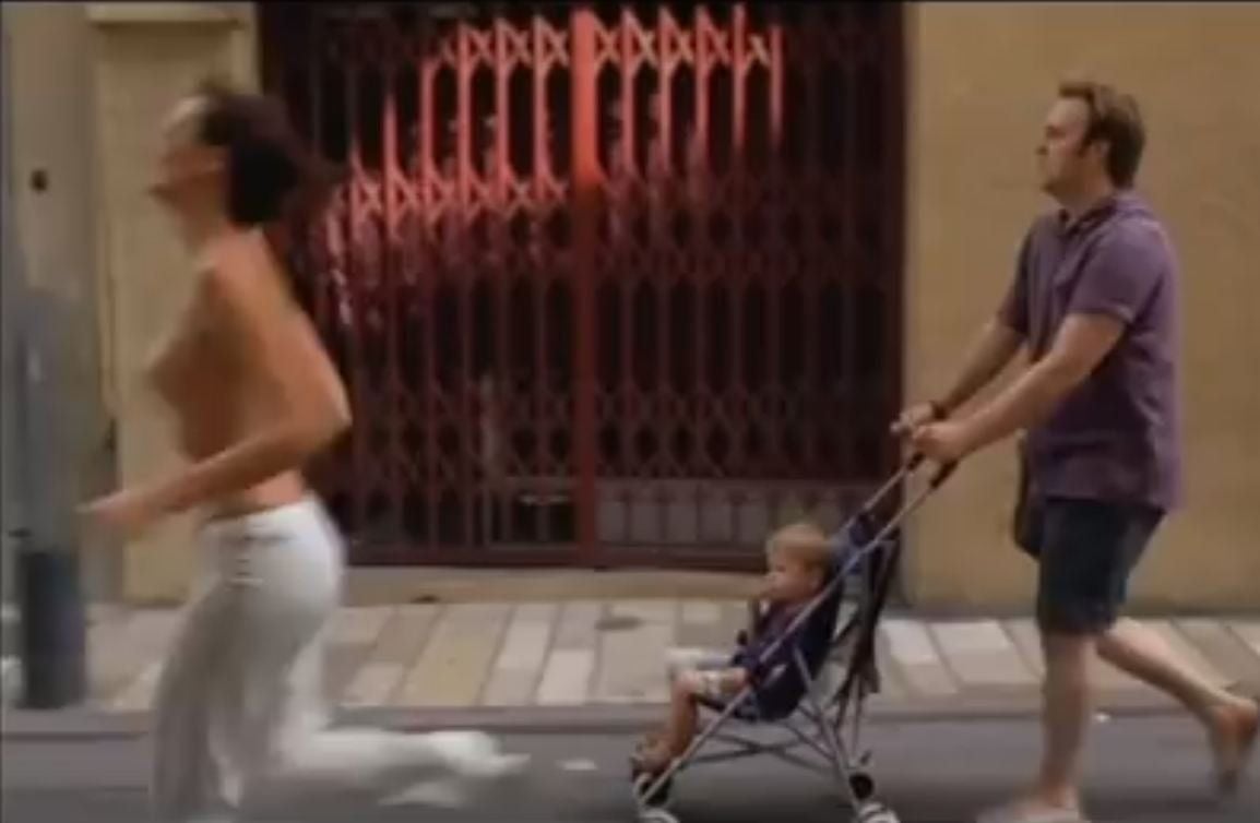 Mann mit Kinderwagen, Frau ohne Oberteil: Ein Filmstil aus "Majorité Opprimée" von Eléonore Pourriat.