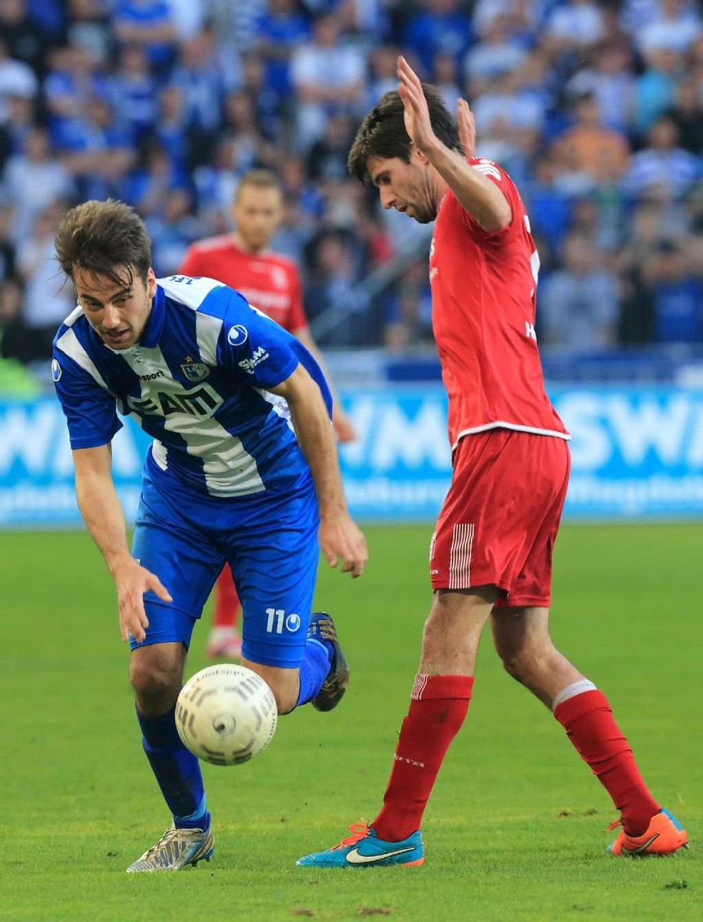 Magdeburgs Stürmer Christian Beck (l) enteilt dem HFC-Spieler Tim Kruse