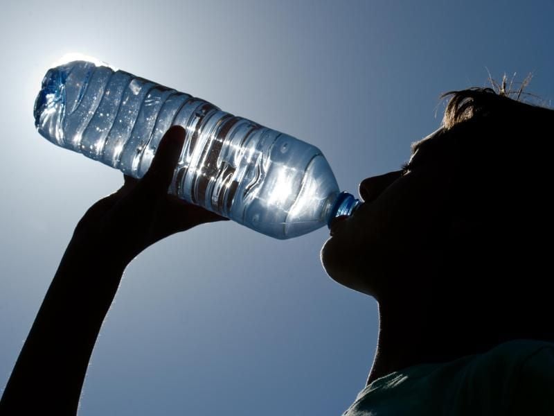 Sportler sollten Wasser in kleinen Mengen trinken.