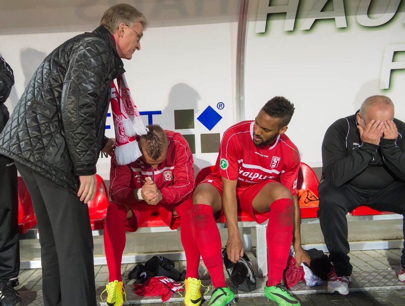 Schmerzhafte Erinnerungen: HFC-Präsident Michael Schädlich tröstet nach dem verlorenen Pokalfinale 2014 die damaligen HFC-Spieler Toni Lindenhahn und Pierre Merkel.