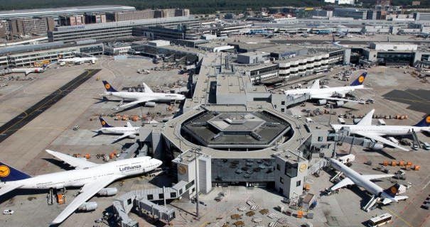 Blick auf den Frankfurter Flughafen aus der Vogelperspektive.