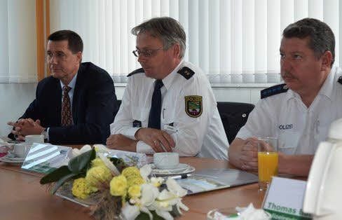 Der Chefarzt der Kinderklinik, Dr. Uwe Mathony, sowie Jörg Schwabe und Ingolf Kulig vom Polizeirevier Dessau-Roßlau sind Partner des HaLT-Projektes und zogen eine positive Zwischenbilanz.