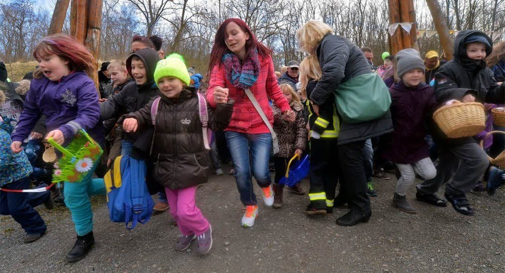 Massenstart beim Ostereier-Suchen. Organisatoren zählten am Sonnabend rund 2000 Besucher.