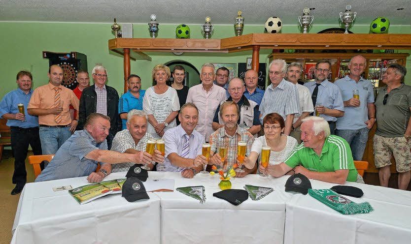 In der schmucken Vereinsgaststätte stoßen Vorstand und Unterstützer auf das 100-jährige Vereinsjubiläum des SV Mildensee an.