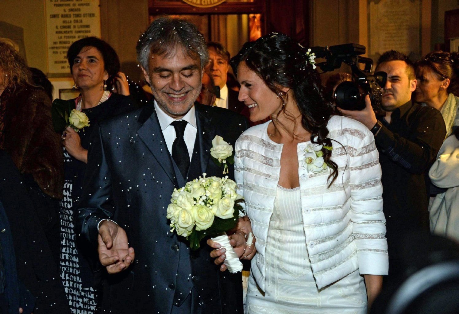 Der italienische Opernsänger Andrea Bocelli hat seine langjährigen Freundin Veronica Berti geheiratet.