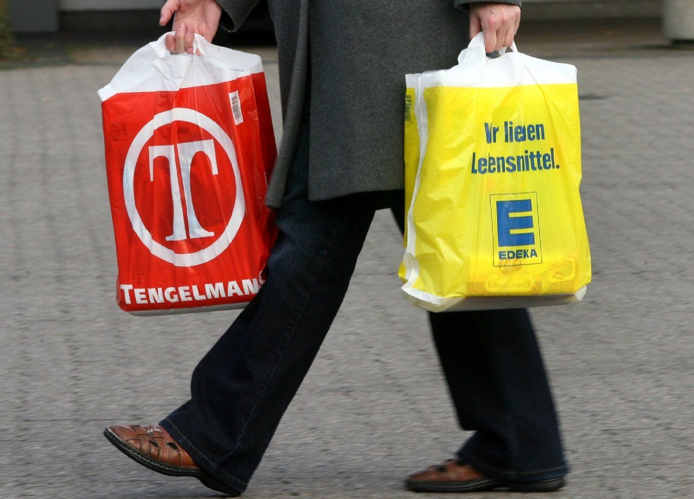 Das Bundeskartellamt hat Deutschlands größtem Lebensmittelhändler Edeka die Übernahme von rund 450 Filialen des Konkurrenten Kaiser's Tengelmann untersagt.