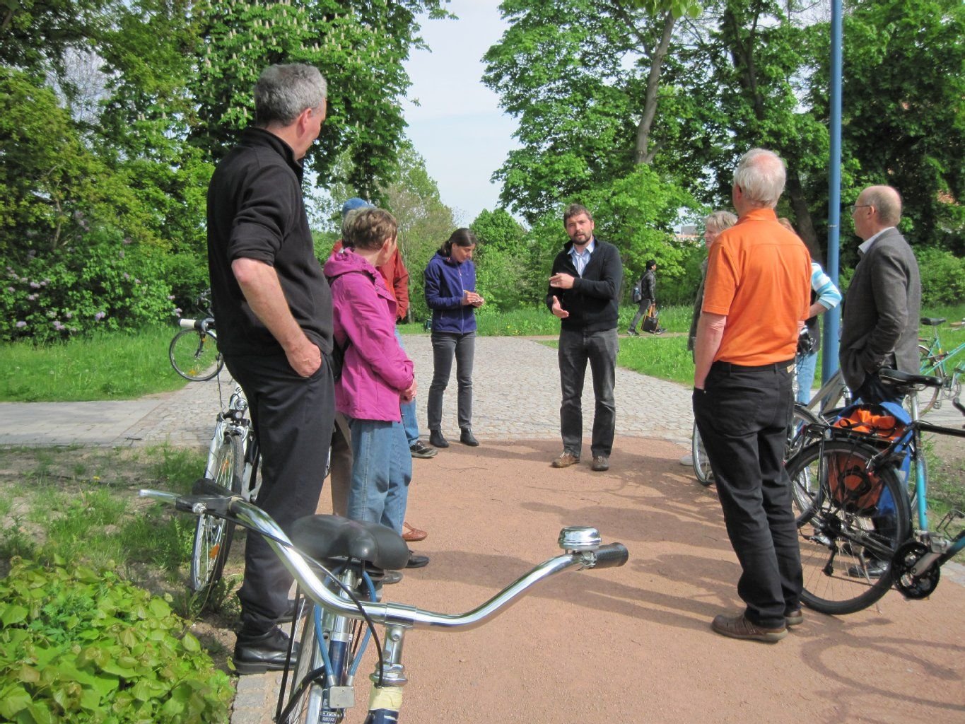 Teilnehmer bei einer vergangenen Radtour der Verbraucherzentrale in den Klimagarten in Halle.