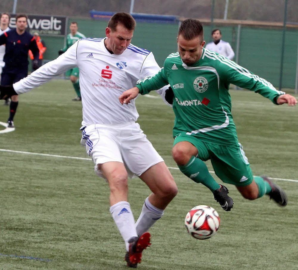 Alex Gründler (r.) zieht an Trautmann vorbei. Gegen den VfB schießt der Amsdorfer drei Tore.