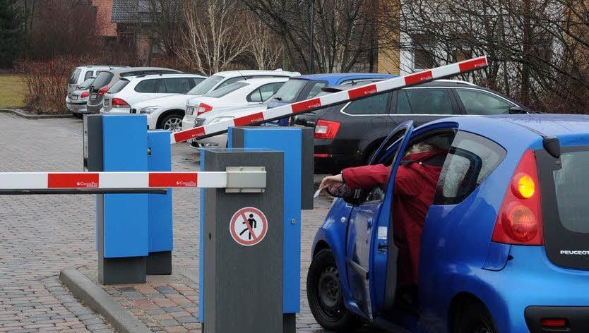 Das Ticket wird an der Parkplatzschranke gezogen.