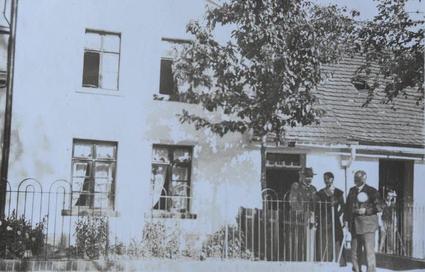 Früher gab es in der Blumenstraße noch solche Eisenzäune, die fielen im Zweiten Weltkrieg allerdings der Rüstungsproduktion zum Opfer.