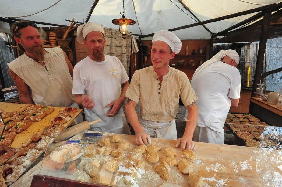 Am Stand dieser Herren gibt es leckere Backwaren gefüllt mit Herzhaftem, wie Käse, Schinken oder Spinat.