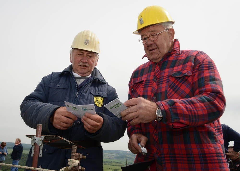 Wilfried Malzer und Klaus-Dieter Schmidt verteilten die Stempel in den Gipfelpass.