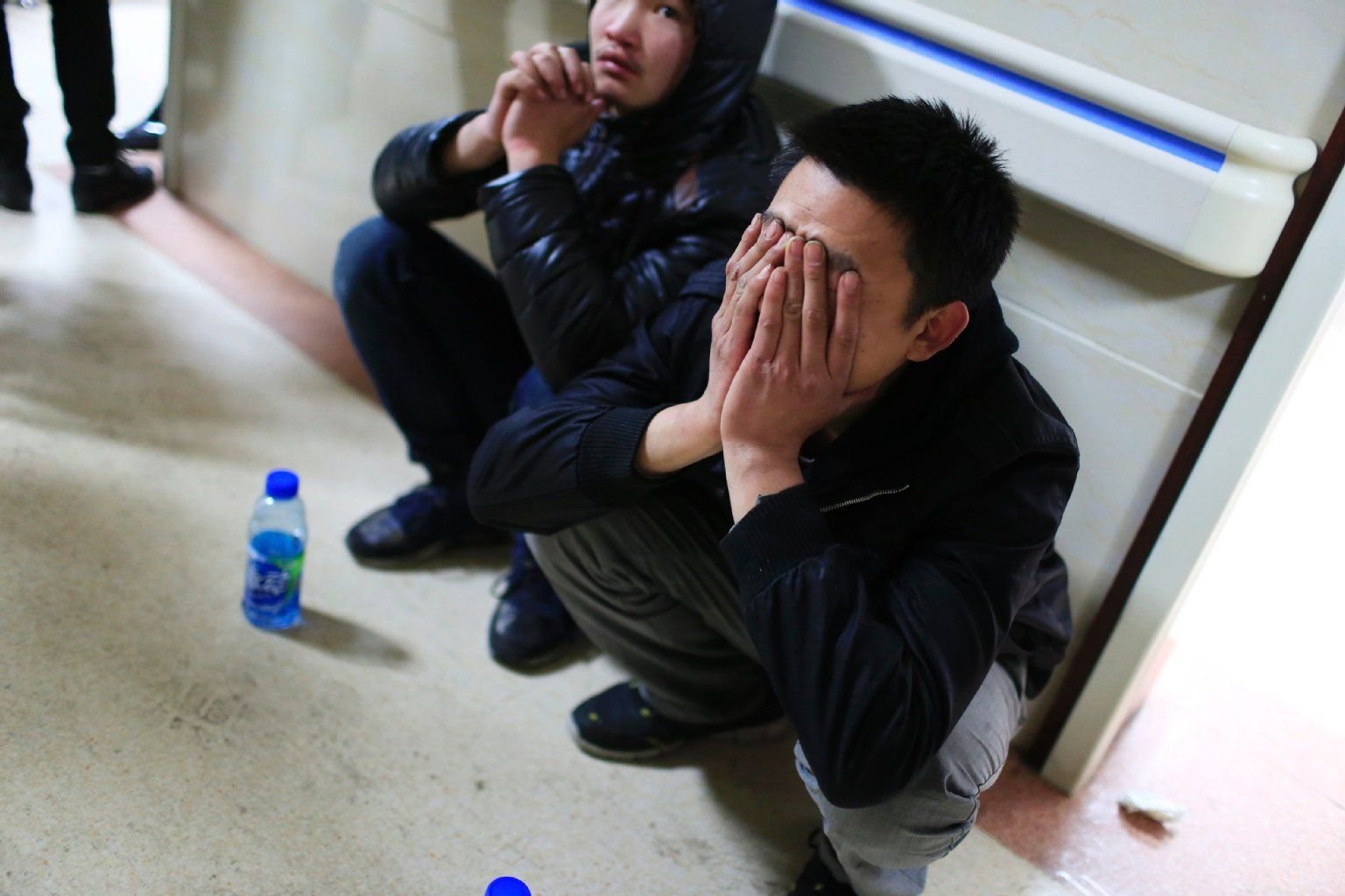 Angehörigen der Opfer der Massenpanik in Shanghai sind fassunglos angesichts der Tragödie.