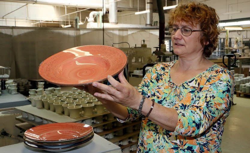 Heike Schäfer kontrolliert die Qualität des Geschirrs.