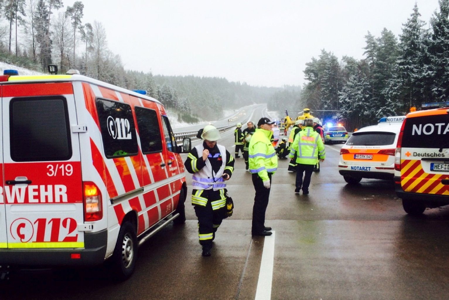 Rettungskräfte am Unfallort.
