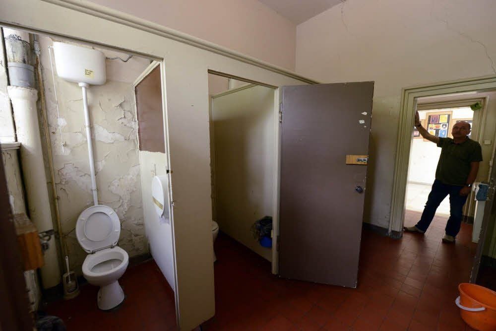 In den alten Toiletten blättert der Putz großflächig von der Wand - für die Schüler ein unhaltbarer Zustand.