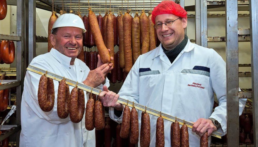 Karl-Heinz Post (l.) und Jens Kluge vom Agrarunternehmen Barnstädt im Reiferaum der Fleischerei.
