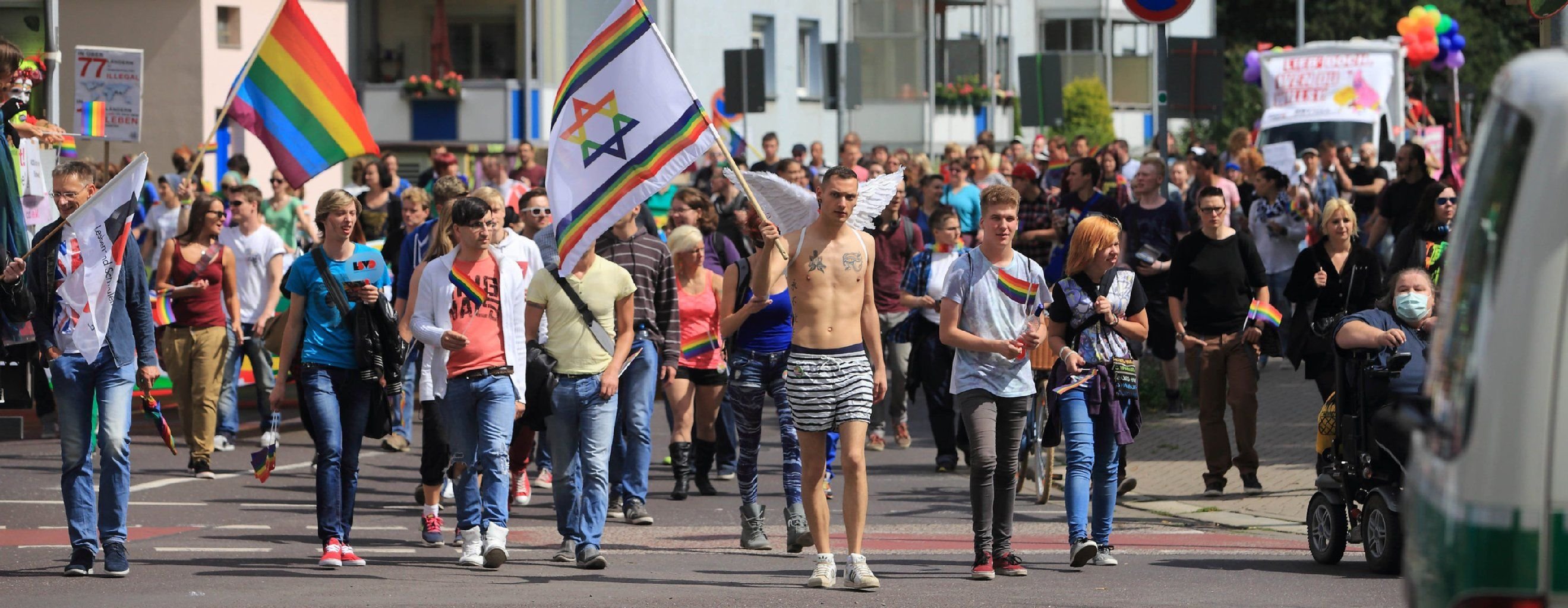 Demonstrationsteilnehmer zum Christopher Street Day (CSD) ziehen am 16.08.2014 durch Magdeburg (Sachsen-Anhalt).