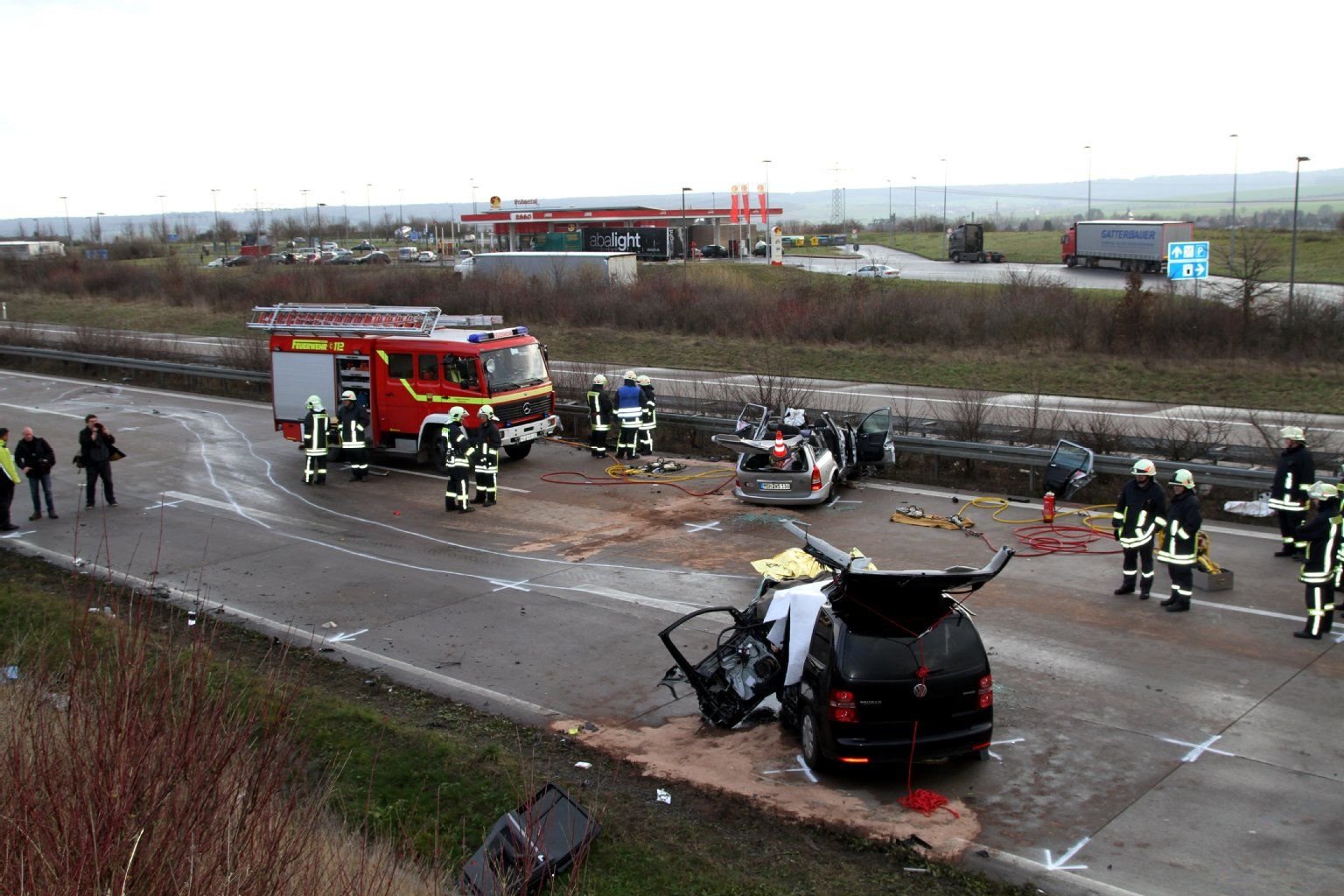 Bei einem schweren Verkehrsunfall auf der A38 zwischen den Abzweigstellen Eisleben und Allstedt kamen drei Menschen ums Leben.