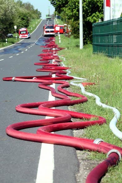 Schwerstarbeit leisteten die Feuerwehrleute beim Brand in Zappendorf - sie verlegten hunderte Meter Schläuche.