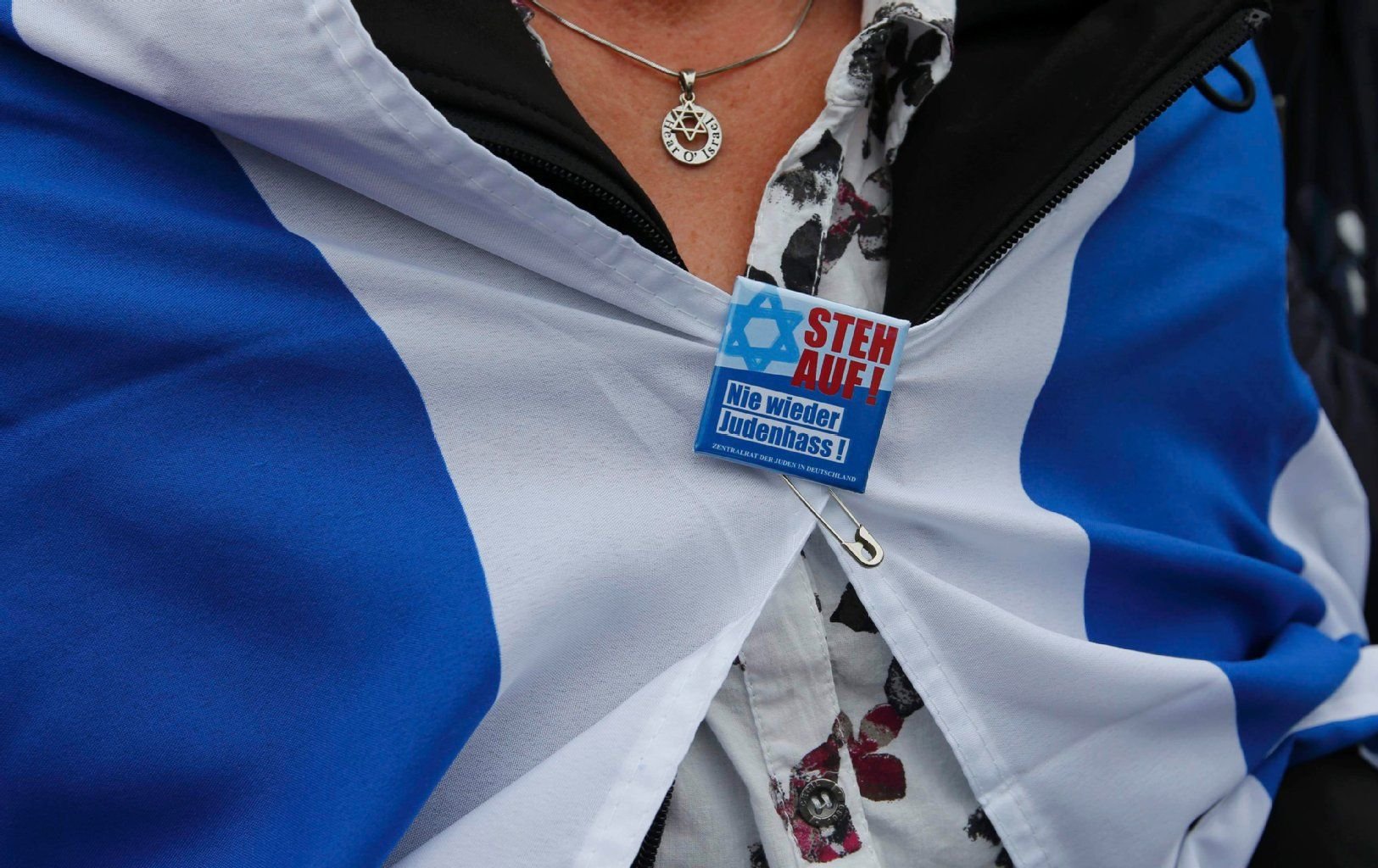 Am Sonntag versammelten sich tausende Menschen vor dem Brandenburger Tor um gegen Antisemitismus zu demonstrieren.