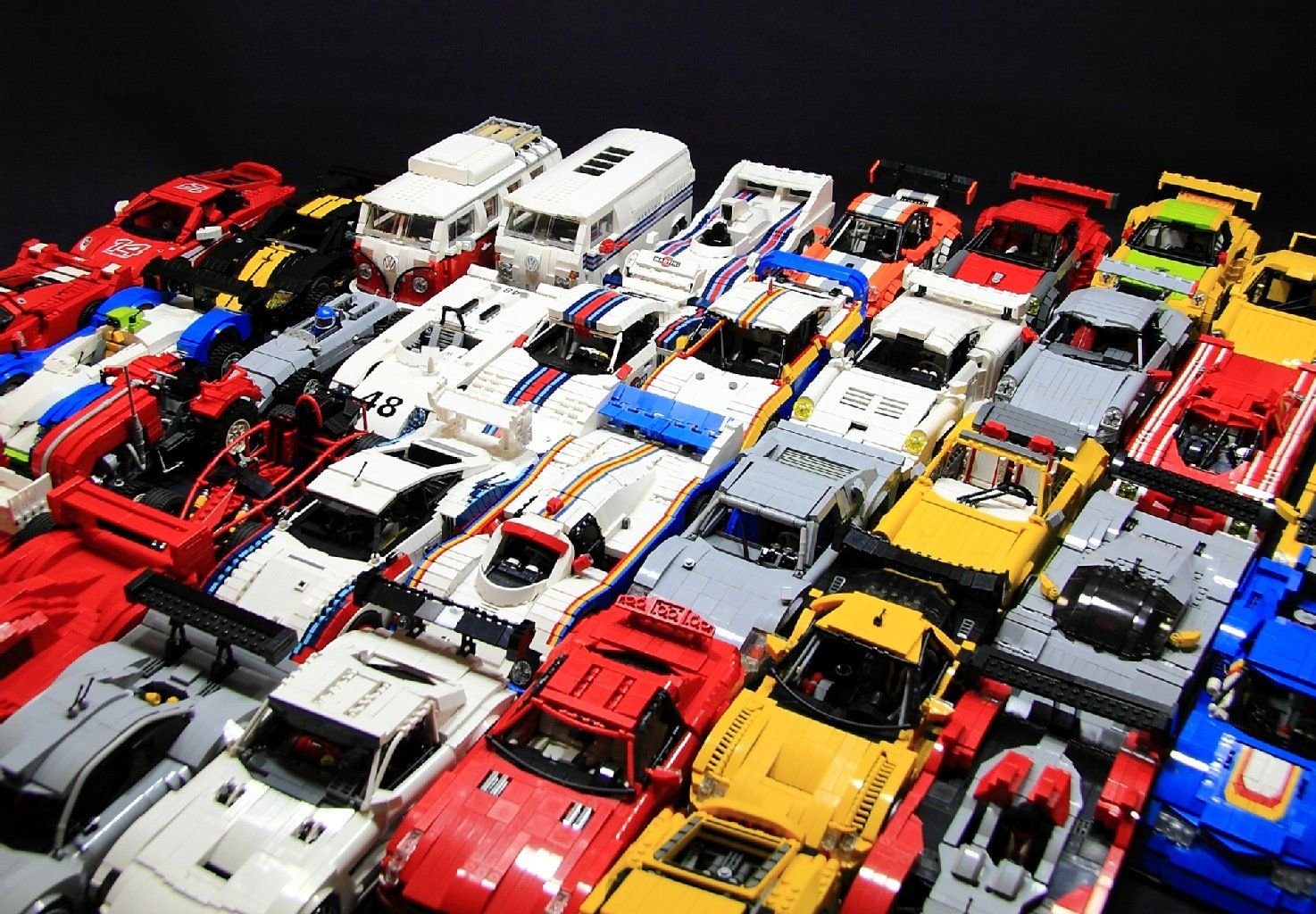 Aus einem anfänglichen Modell wurde eine ganze Fahrzeug-Flotte. Vor allem Rennwagen aus dem Hause Porsche haben es dem Lego-Fan angetan.