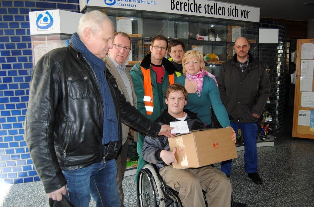 Günter Kurczyk (l.) nimmt aus den Händen von Werkstattratsmitglied Andreas Gräben den Karton mit den Postkarten entgegen. Bei der Übergabe dabei: Lebenshilfe-Geschäftsführer Holger Schiedewitz, die Werkstatträte Thomas Benke, Christopher Eichler und Andreas Röpnack (v.l.) sowie Betriebsratsvorsitzende Dagmar Ebert.