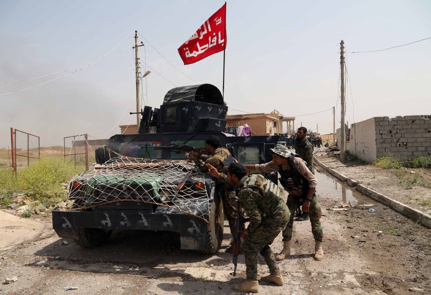 Irakische Soldaten im Gefecht mit dem IS in Tikrit.