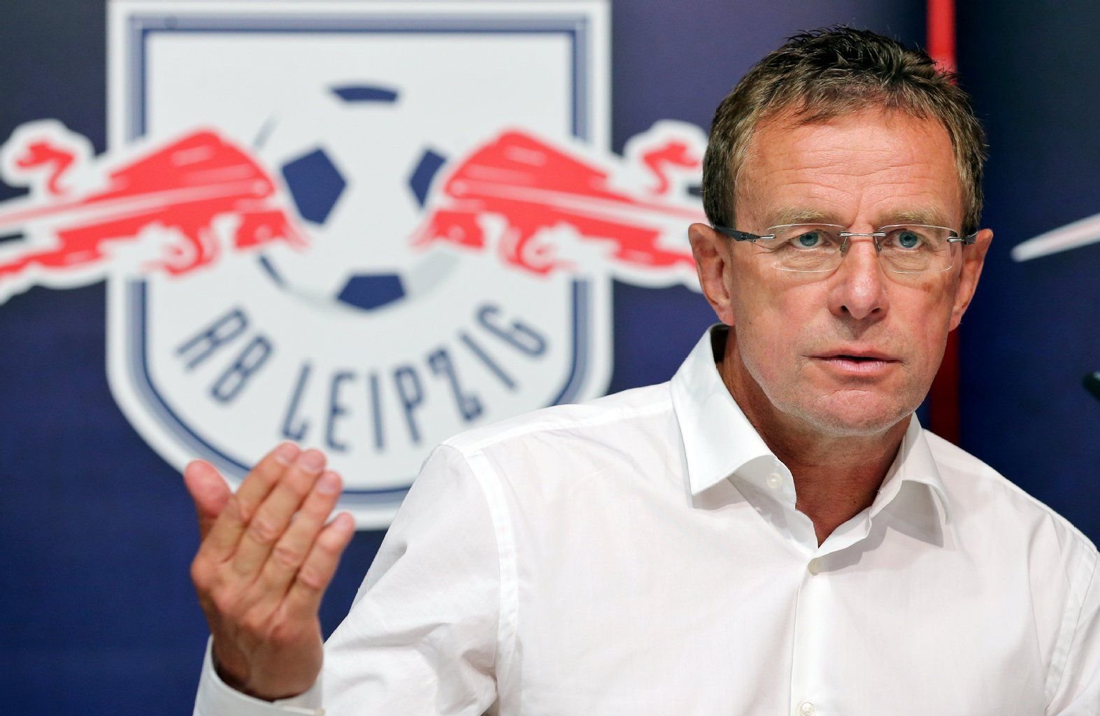 Ralf Rangnick spricht während der Pressekonferenz des Fußball-Zweitligisten RB Leipzig