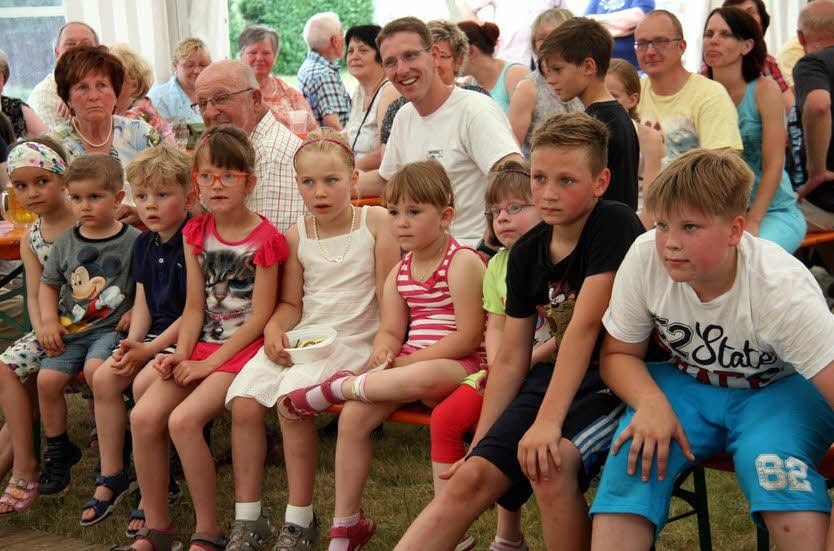 Kleine und große Leute verfolgen im Festzelt gespannt das Märchenspiel vom Lindaer „Dorfspektakel“.