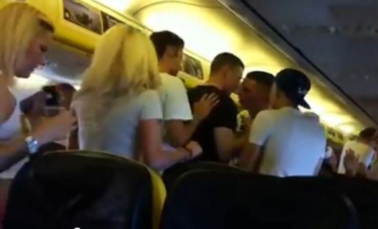 Der Ausschnitt aus diesem Video zeigt, wie Passagiere auf dem Weg nach Ibiza mit Drinks in der Hand den Mittelgang im Flugzeug blockieren.