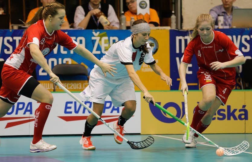 Sara Patzelt (M.) im Einsatz gegen das Nationalteam Dänemarks.