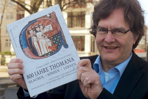 Thomaskantor Georg Christoph Biller präsentiert die Festschrift «800 Jahre Thomana», die anlässlich des 800-jährigen Bestehens des Thomanerchores erschienen ist. (FOTO: DPA)