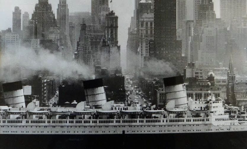 Die Queen Mary passiert Manhattan (1942)