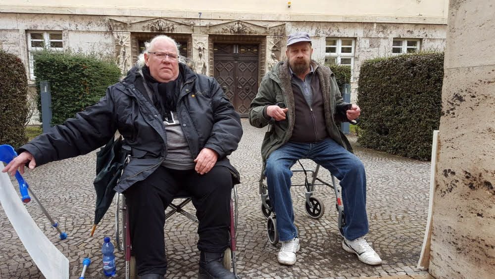 Gerd Diez (l.) und sein Bekannter bei der Protestaktion