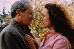 Marilyn (Andie MacDowell) macht ihren Mann Greg (August Zirner) für den Tod ihres Sohnes verantwortlich (undatierte Filmszene). (Foto: dpa)
