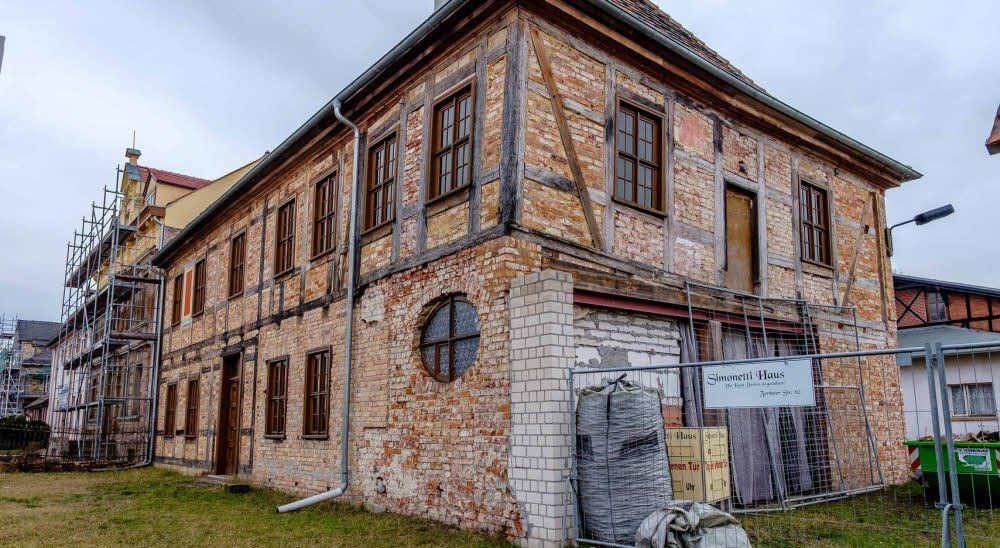 Das Simonetti-Haus in Coswig wird seit einigen Jahren schrittweise saniert. Noch verputzt werden muss am Vorderhaus die Fassade.