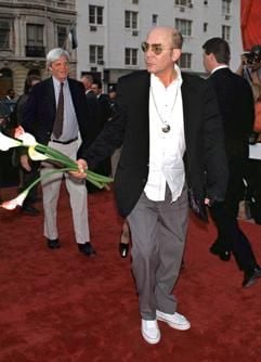 Der amerikanische Schriftsteller und Journalist Hunter S. Thompson am bei der Premiere des Films «Fear & Loathing in Las Vegas» nach seinem Buch in New York (Archivbild vom 19.05.2005). (Foto: dpa)