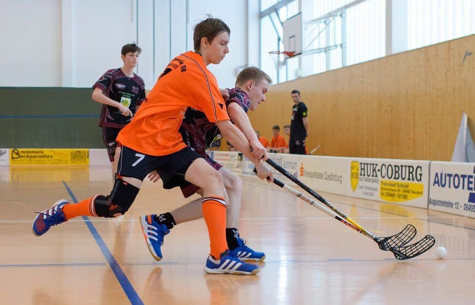 Julian Willingmann (orange) gewann mit den Füchsen gegen Salzwedel und anschließend gegen Geiselthal.